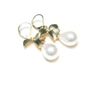 Golden earrings with white shell pearls and brushed flowers, gold-plated pearl earrings image 3