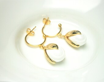 Gold hoop earrings with pearl pendant, gold-plated flower bud pearl earrings, white pearl earrings