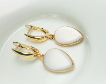 Boucles d'oreilles nacre plaqué or, boucles d'oreilles coquillage blanc, gouttes, boucles d'oreilles nacre plaqué or blanc-or