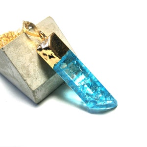 Hellblaue Kristallkette, Halskette gold vergoldet, Kette mit blauem Kristall Anhänger, blaue Natursteinkette Bild 2
