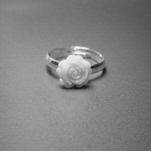 Silberner Ring mit weißer Perlmutt Rose, verstellbarer Fingerring, natürliches Muschel-Perlmutt, Röschen 10 mm