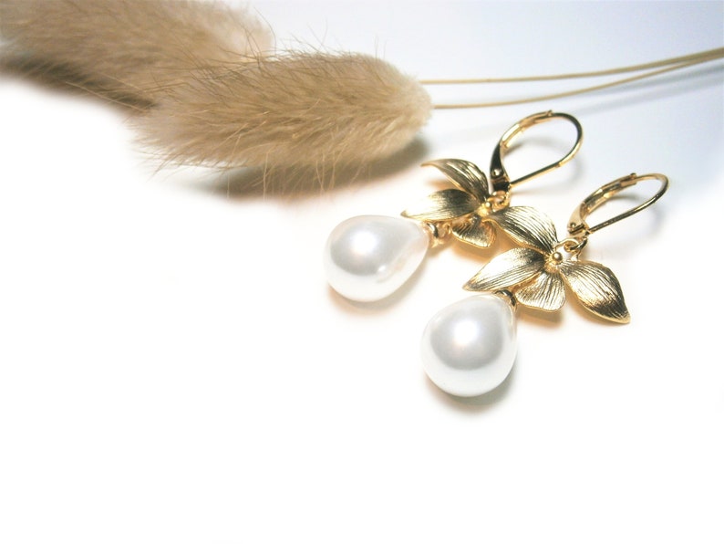Golden earrings with white shell pearls and brushed flowers, gold-plated pearl earrings Klappbrisuren