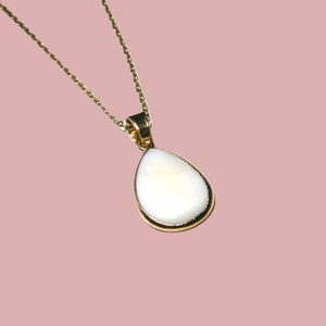 Weiße Perlmutt Halskette, Vergoldete Kette mit tropfenförmigem Perlmutt-Anhänger, Perlmuttkette Bild 2