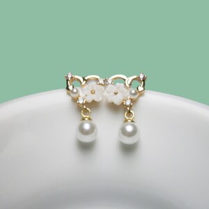 Earrings heart with white flowers, pearls and zirconia, gold-plated stud earrings image 3