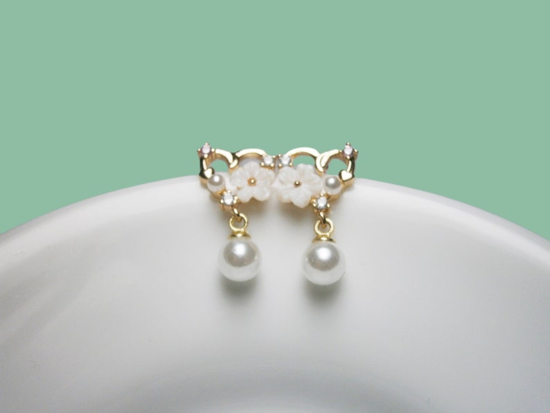 Earrings heart with white flowers, pearls and zirconia, gold-plated stud earrings image 3