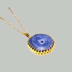 Collar con colgante de geoda de ágata: Cadena de piedras preciosas chapada en oro, disco de ágata azul-violeta, piedra natural auténtica.