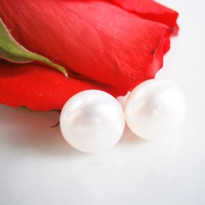 Stud earrings cultured pearls white with gold-plated silver 925 plugs, earrings with real freshwater pearls