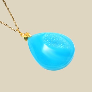 Halskette mit hellblauem Achat Anhänger: Vergoldete Edelstahl Kette mit blauer Edelstein Geode, natürliche  Druse, echter Naturstein