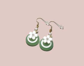Grüne Jade Ohrringe mit weißer Blüte und Perle, Vergoldete Ohrhänger