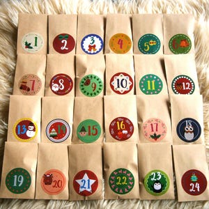 Schmuck Adventskalender mit Anhängern, Charms und Haarspangen: Adventskalender für Frauen und Mädchen