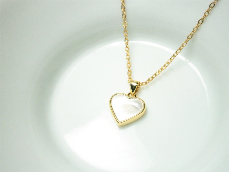 Perlmutt Herz Halskette Gold vergoldet, Kette mit weiß-goldenem Herzanhänger, Perlmuttkette Bild 1