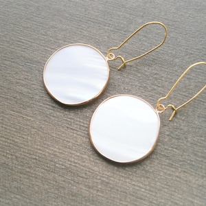 Earrings mother of pearl white, round shell earrings made of gold-plated stainless steel