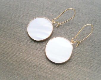 White mother of pearl earrings, round mother of pearl earrings, mother of pearl earrings gold plated