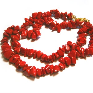 Collier éclats de corail rouge : collier court éclats de pierres précieuses, collier pierre naturelle, ras du cou