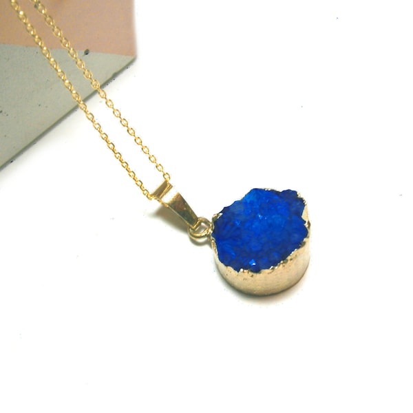 Blaue Achat Kristall Halskette, Kette gold vergoldet, Edelsteinkette, Echte Geode Druse, minimalistischer Naturstein Anhänger