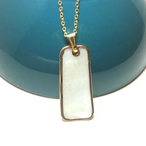 Collar con colgante de nácar blanco: Cadena de acero inoxidable chapada en oro con colgante rectangular en forma de concha.