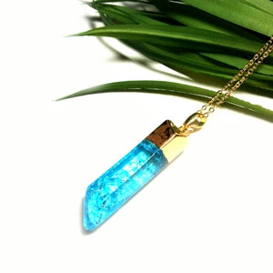 Hellblaue Kristallkette, Halskette gold vergoldet, Kette mit blauem Kristall Anhänger, blaue Natursteinkette Bild 1