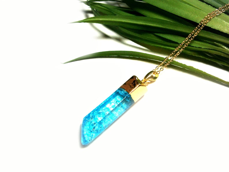 Hellblaue Kristallkette, Halskette gold vergoldet, Kette mit blauem Kristall Anhänger, blaue Natursteinkette Bild 1