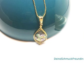 Necklace with abalone shell pendant: Gold-plated 925 sterling silver chain with natural mother-of-pearl.