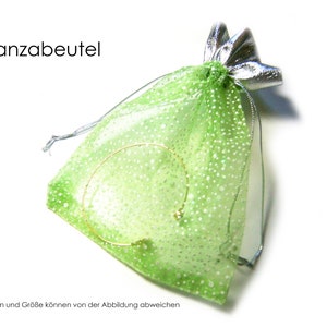 Die Ohrringe kommen in einem hübschen Organzabeutel zu dir.