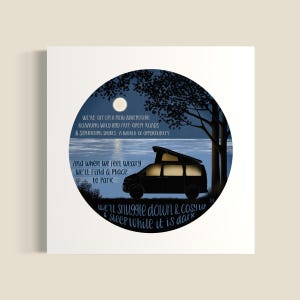 Lámina artística de aventuras en autocaravana para viajeros. Una autocaravana aparcada en plena naturaleza, que incorpora poesía y captura la esencia de las aventuras en furgoneta.
