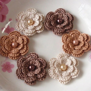 6 Häkelblumen mit Perlen in Creme, Latte, Ingwer Snap YH-011-24