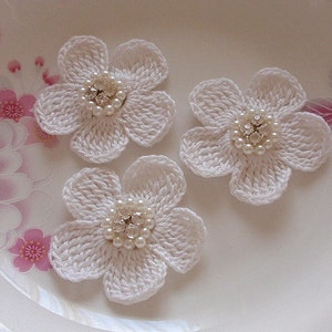 3 fiori all&#39;uncinetto con perla di strass 2 pollici in bianco sporco YH -218-02