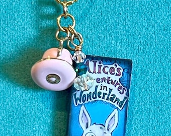 Collar con dije de cuento de hadas encantador - Collar con dije de libro - Amante de los libros - Dije de taza de té y colgante de cristal Swarovski - Mujer o niña - Regalo para ella