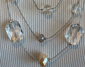 Collar de cuentas de plata de varias hebras - Colores neutros de moda - Collar elegante para el trabajo o el ocio - Aniversario - Madre de la novia - Regalo para ella