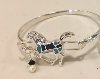 Pulsera rígida plateada con diseño de caballo y mini dije en negro y crema - Para amantes de los caballos - Estilo rodeo - Estilo western - Pulseras apilables - Cristales Swarovski