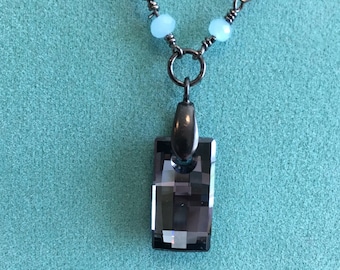 Hermoso collar con colgante de Swarovski en color "Silver Night", colgante rectangular, cadena intrincada envuelta a mano con pequeños cristales azules, regalo para ella.