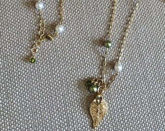 Conjunto de collar y pulsera de hoja de oro de 24 quilates con cadena galvanizada de cuentas de perla