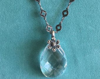 Colgante de cristal para cosplay, fantasía, disfraz, cadena recortada en bronce de cañón con colgante de cristal de Swarovski y enganche de flor de marcasita.