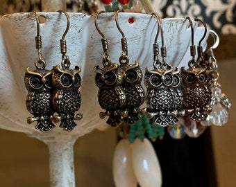 Adorables pendientes de búho, perfectos para niñas y mujeres a la moda. Opción de plata antigua, bronce antiguo, bronce oscuro, oro antiguo.