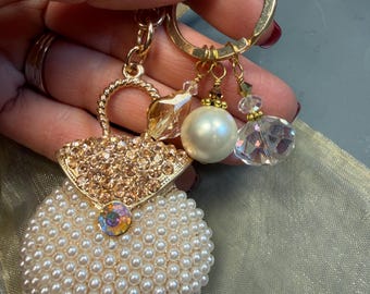 Llavero con dije de bolso dorado hecho a mano: accesorio de cristal y perla.
