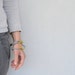 Grau gewickeltes Armband-Boho-Stammes-Schmuck-Armband-Sommer-Eco freundliche Schmuck häkeln