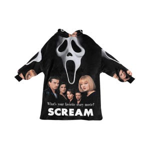 Può includere: Coperta con cappuccio nera con un design a maschera Ghostface bianca. La coperta ha una tasca e una grafica del film Scream con il testo "What's your favorite scary movie?" e "SCREAM".