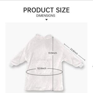 Puede incluir: Manta con capucha blanca con dimensiones. La manta mide 86 cm de altura, 134 cm de ancho y 58 cm para la longitud de la manga. El texto "PRODUCT SIZE" y "DIMENSIONS" est&aacute; en la parte superior.