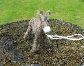 Bruin ezelornament, handgevilt ezelornament, kransdecoratie, kinderkamerdecoratie met boerderijdierenthema