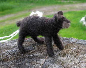 Adorno de osezno negro, animal de lana fieltrado a mano, decoración de vivero con criaturas del bosque, oso rústico estilo Waldorf, decoración de corona