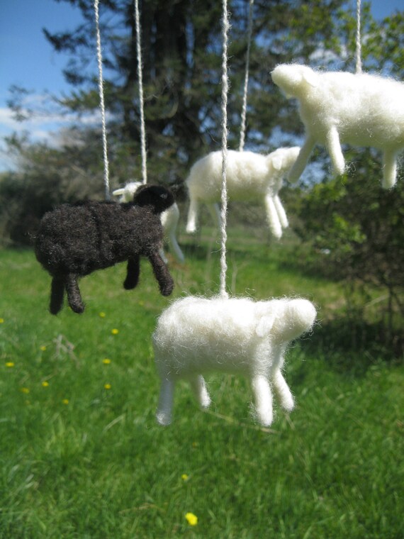 5 schapen Baby Mobile zwarte schaap Mobile Farm Nursery | Etsy Zwart en wit schaap lam primitieve Decor boerderij Decor | Etsy