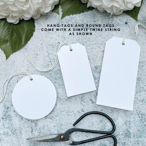 Puede incluir: Etiquetas de regalo redondas y rectangulares blancas con cuerda de hilo. El texto "HANG TAGS AND ROUND TAGS COME WITH A SIMPLE TWINE STRING AS SHOWN" est&aacute; impreso en la imagen.