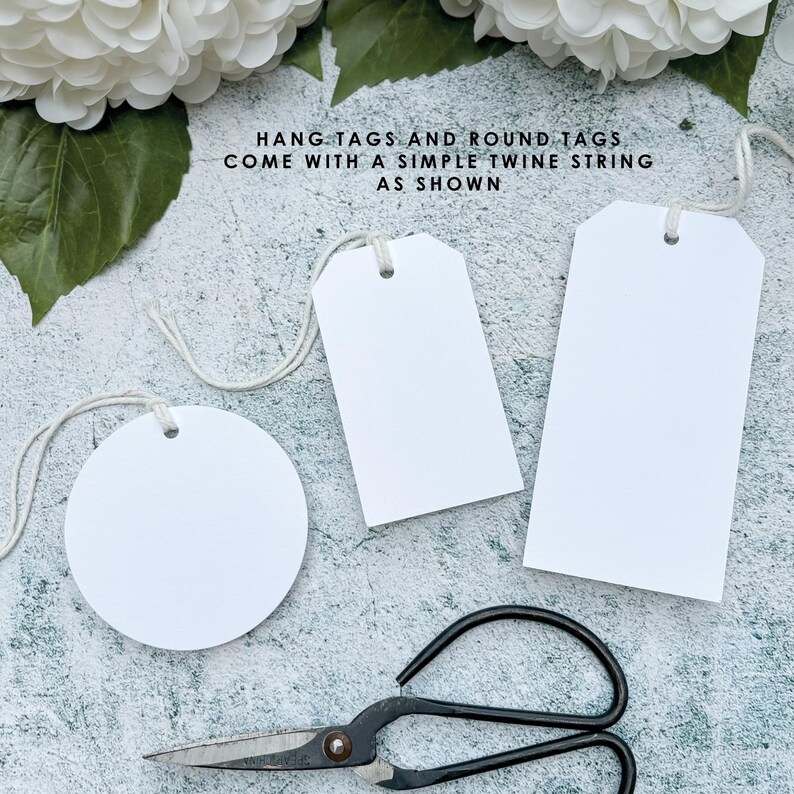 Puede incluir: Etiquetas de regalo redondas y rectangulares blancas con cuerda de hilo. El texto "HANG TAGS AND ROUND TAGS COME WITH A SIMPLE TWINE STRING AS SHOWN" est&aacute; impreso en la imagen.