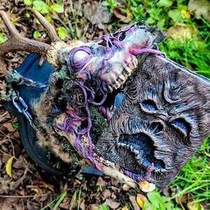 Evil Dead - Necronomicon e veado Deadite montado