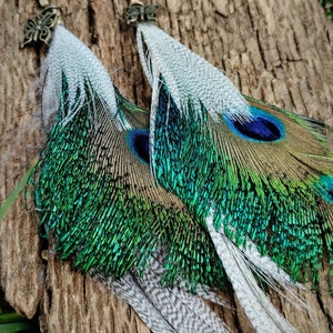 Pendientes tribales largos con plumas de pavo real y piedras turquesas image 2