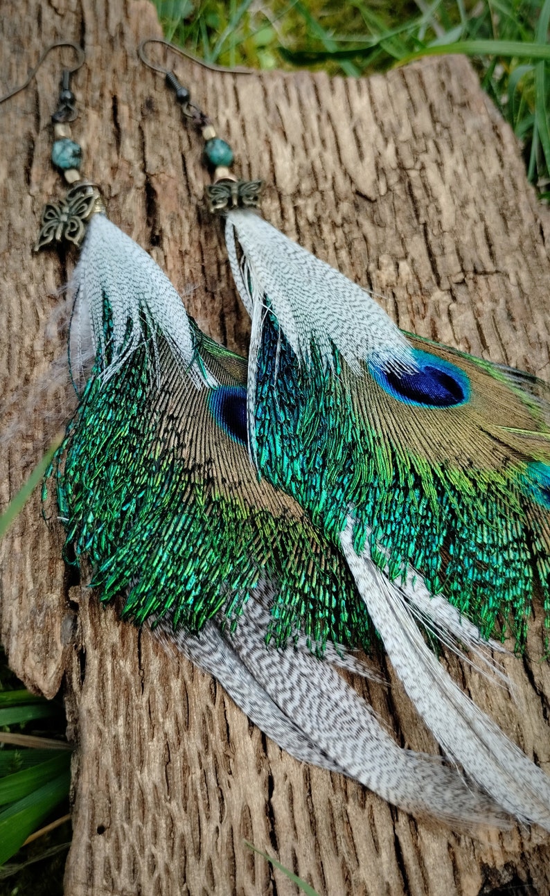 Pendientes tribales largos con plumas de pavo real y piedras turquesas image 2