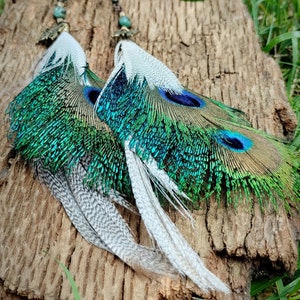 Pendientes tribales largos con plumas de pavo real y piedras turquesas image 3