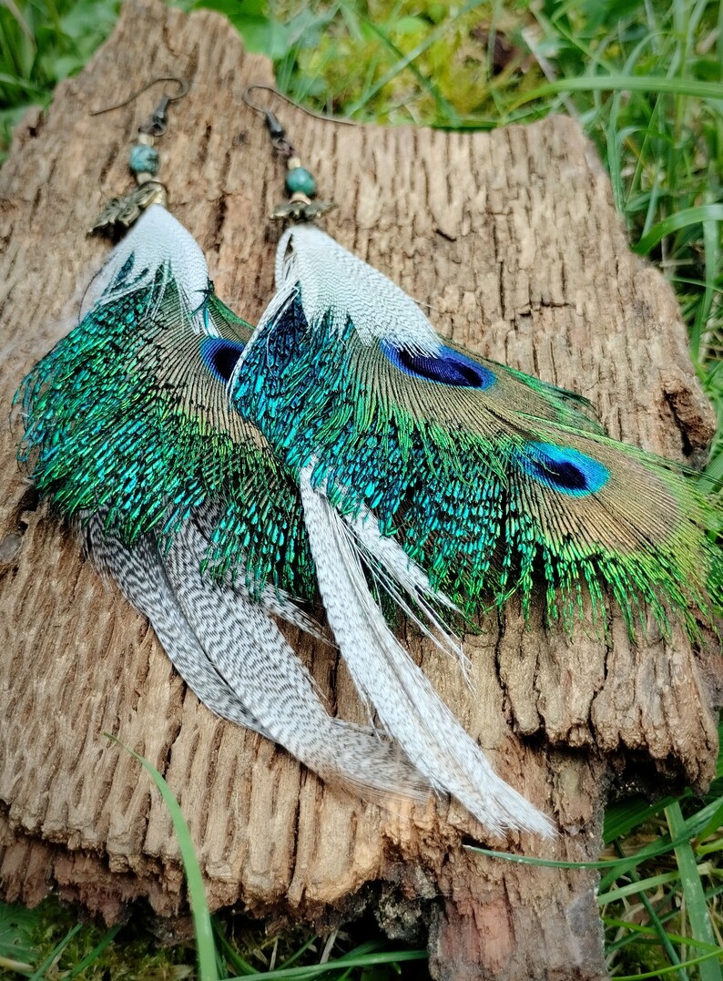 Pendientes tribales largos con plumas de pavo real y piedras turquesas image 3