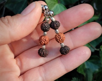 Pendientes plateados cortos semillas de Rudraksha. Pendientes tribales y ligeros hechos a mano con semillas naturales