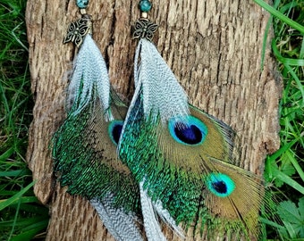 Pendientes tribales largos con plumas de pavo real y piedras turquesas